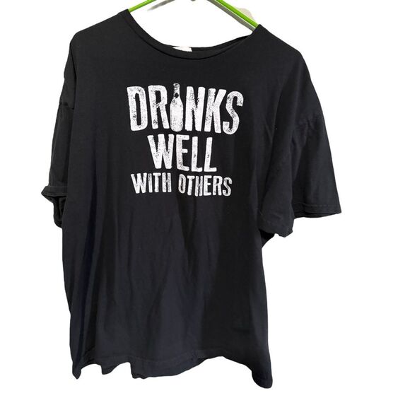 Drinks well with others black 2x t shirt - Picture 1 of 4